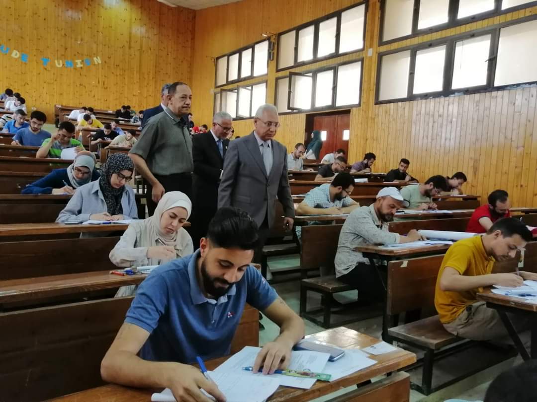 رئيس جامعة المنيا يطمئن على سير امتحانات الفرق النهائية بكلية الهندسة
