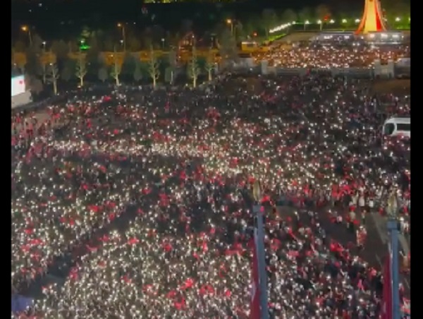 بالأغاني والهتافات .. حشود بالملايين أمام المجمع الرئاسي بأنقرة في انتظار أردوغان