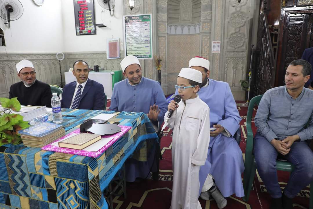 نائب محافظ المنيا يشهد فعاليات برنامج النادي الصيفي بمسجد الفولي ويكرم المتميزين من حفظة القرآن الكريم