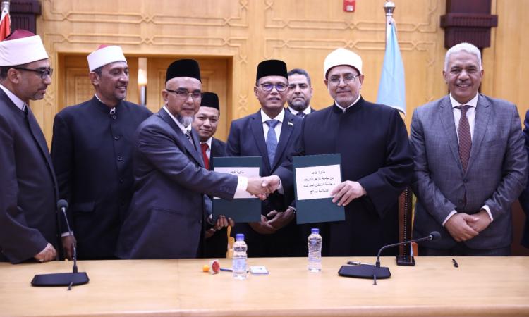 سفير ماليزيا بالقاهرة يشهد توقيع مذكرة تفاهم بين جامعتي الأزهر و السلطان أحمد شاه 
