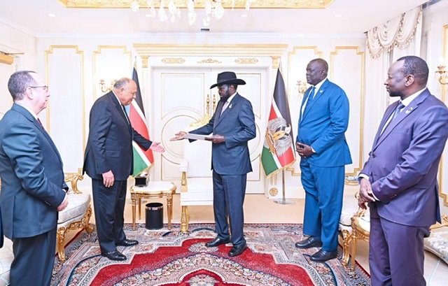 في مستهل زيارته إلى جنوب السودان .. شكري يسلم رسالة من السيسي للرئيس سلفا كير حول الأزمة الراهنة