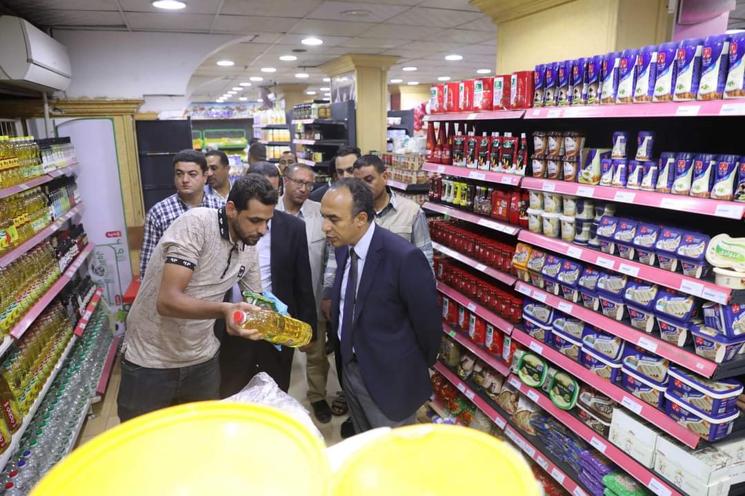نائب محافظ المنيا يتابع توافر السلع والمواد الغذائية بعدد من الأسواق والسلاسل التجارية