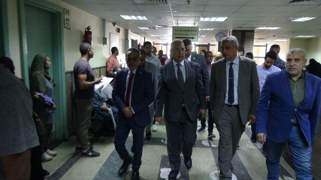 جولة مفاجئة لرئيس جامعة المنيا بالمستشفيات الجامعية ويؤكد البدء في زراعة الأعضاء بها