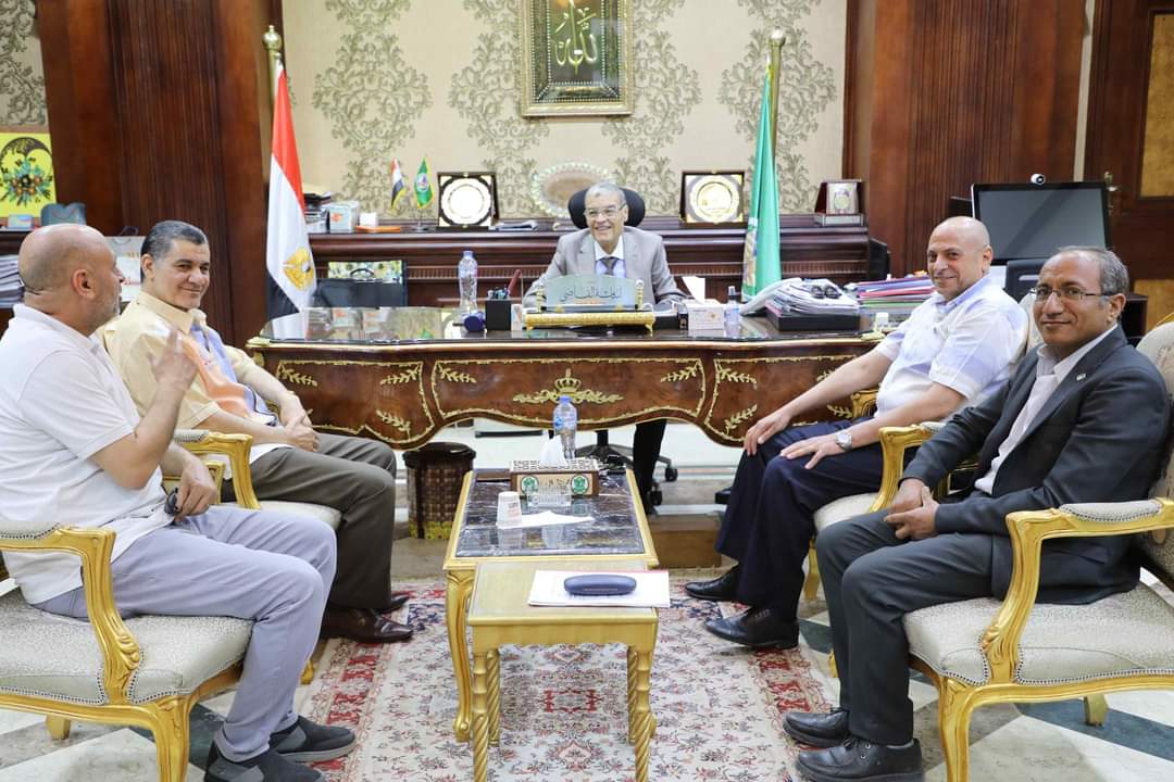محافظ المنيا يستقبل وفد المديرية المالية للتهنئة باستئناف مهام عمله