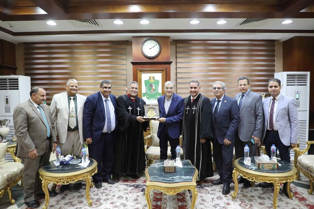 محافظ المنيا يستقبل وفد مجمع مشيخة المنيا الإنجيلي ووفد الكنيسة الكاثوليكية  للتهنئة باستئناف عمله