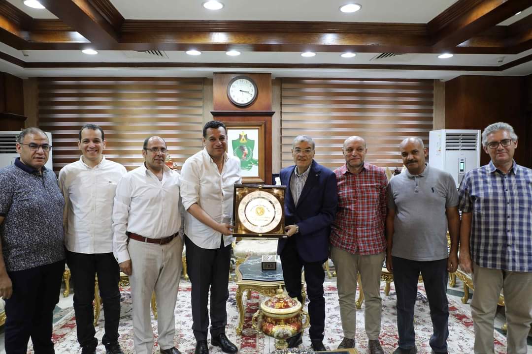 محافظ المنيا يستقبل أعضاء الغرفة التجارية للتهنئة باستئناف مهام عمله