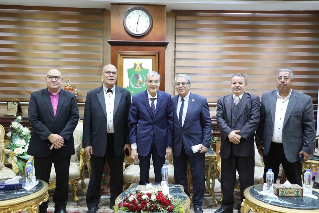 محافظ المنيا يلتقي بوفد المجلس العام للكنائس الرسولية في مصر