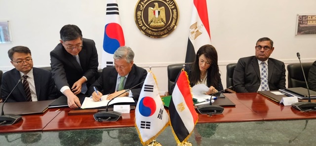 كوريا ومصر توقعان موافقة تنفيذ مشروع لصناعة وتوفير قطارات مترو القاهرة للخطين الثاني والثالث 