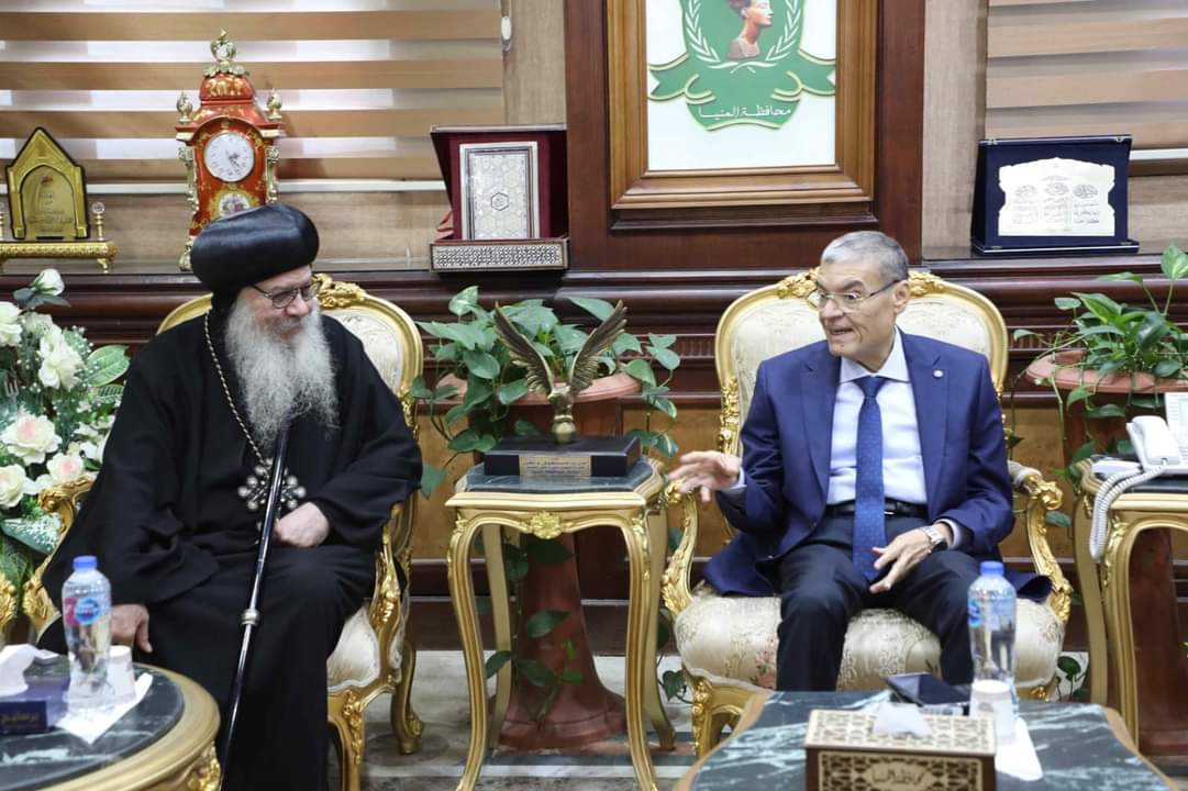 محافظ المنيا يستقبل الأنبا أغاثون للتهنئة باستئناف عمله
