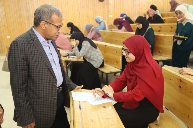 18500 طالب يؤدون الامتحانات بكليات جامعة جنوب الوادي اليوم 

