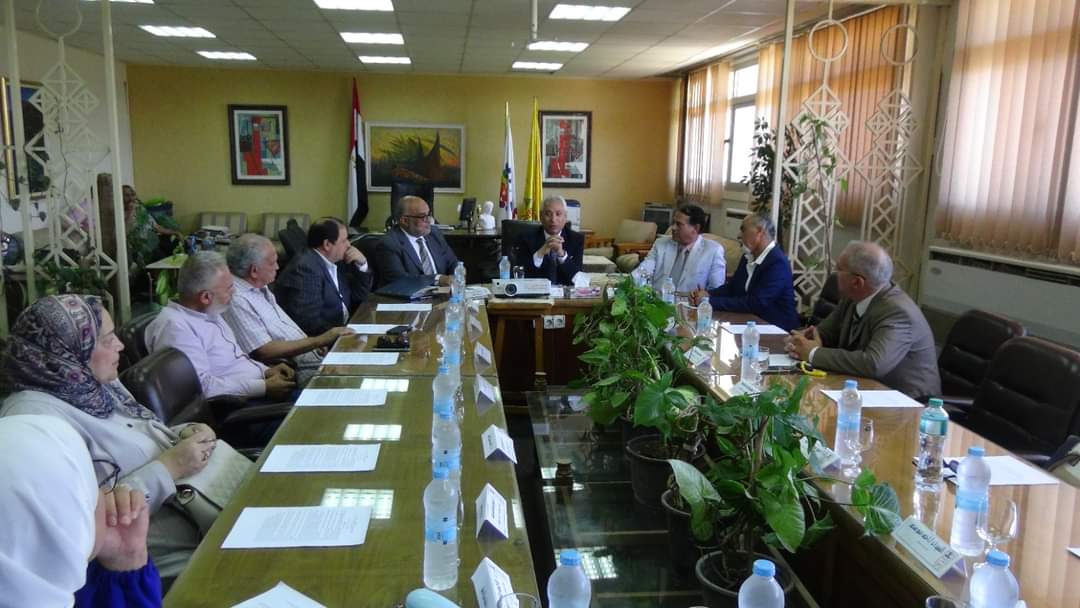 رئيس جامعة المنيا يجتمع بمجلس كلية 