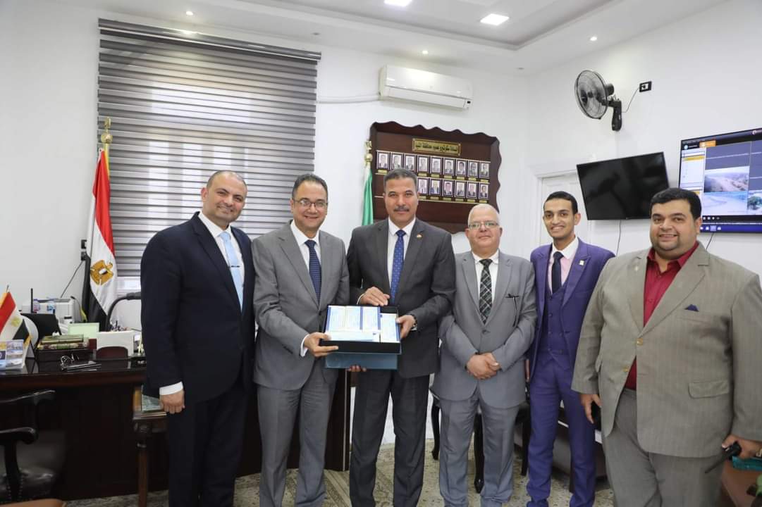 سكرتير عام محافظة المنيا يلتقي ممثلي البنك الزراعي المصري ويتسلم 1600 كوبون لدعم الأسر الأولى بالرعاية
