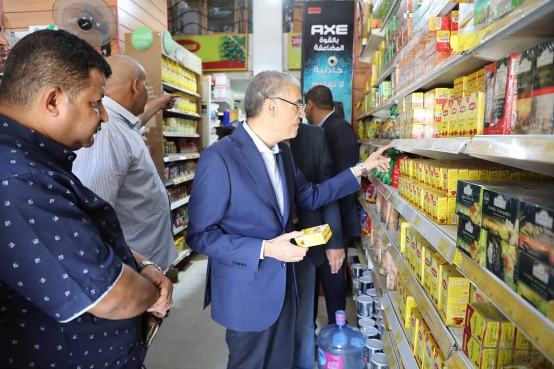 محافظ المنيا يجرى جولة تفقدية بعدد من الأسواق والمحلات التجارية بحي وسط مدينة المنيا