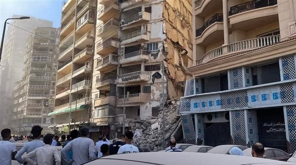 انتشال أول جثة من أسفل العقار المنهار بـ