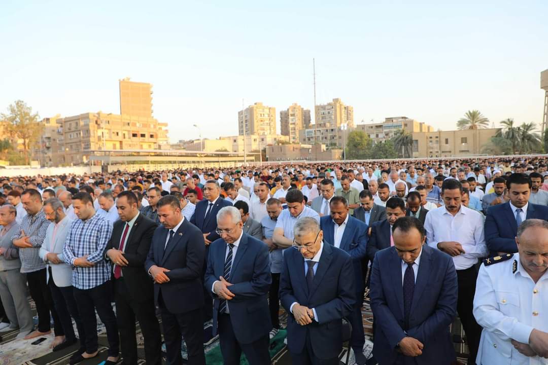 محافظ المنيا يؤدي صلاة عيد الأضحى بساحة مدرسة الفريق صفى الدين أبو شناف