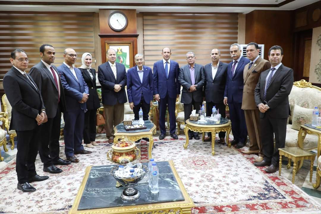 محافظ المنيا يستقبل محافظ أسيوط والوفد المرافق له للتهنئة