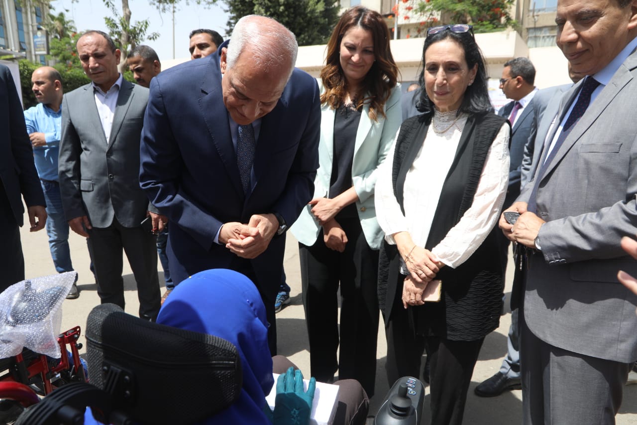 محافظ الجيزة يسلم ٥٧ موتوسيكل مجهز طبياً و كرسى كهربائى لذوى الهمم بالتعاون مع مؤسسة  