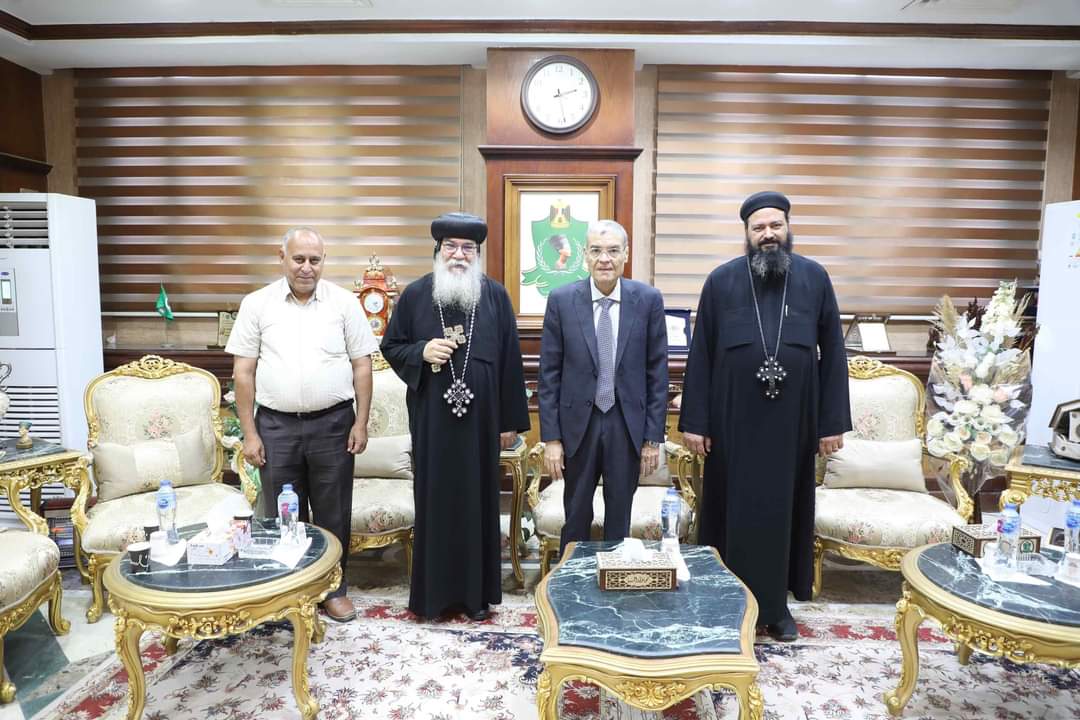 محافظ المنيا يستقبل الأنبا مكاريوس ووفداً من الكنيسة للتهنئة باستئناف عمله