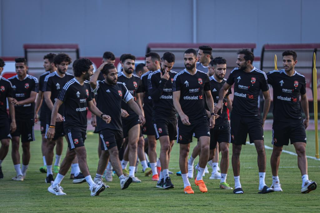 بدون راحة .. الأهلي يواصل تدريباته استعدادًا لمباراة النهائي أمام الوداد 


