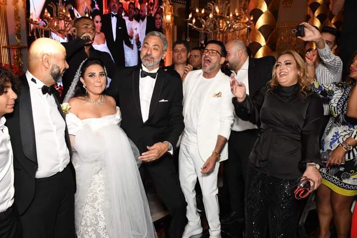 بالصور.. أحمد سعد و إدوارد يحييان حفل زفاف شقيقة فتحي عبد الوهاب

