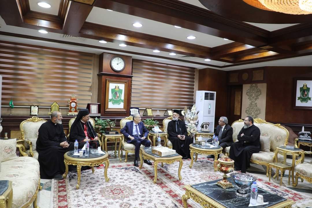 محافظ المنيا يستقبل وفداً كنسياً للتهنئة 