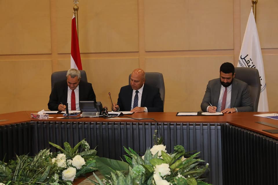 وزير النقل يشهد توقيع عقد إصدار أول ترخيص لنقل الركاب باستخدام التطبيقات التكنولوجية