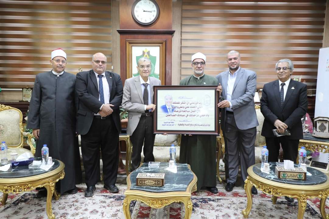وفداً من رجال الدين الإسلامي يقدم التهنئة لمحافظ المنيا لإستئناف العمل
