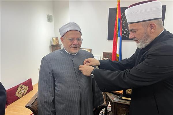 مفتي بلجراد يقلد مفتي الجمهورية وسام وحدة العالم الإسلامي
