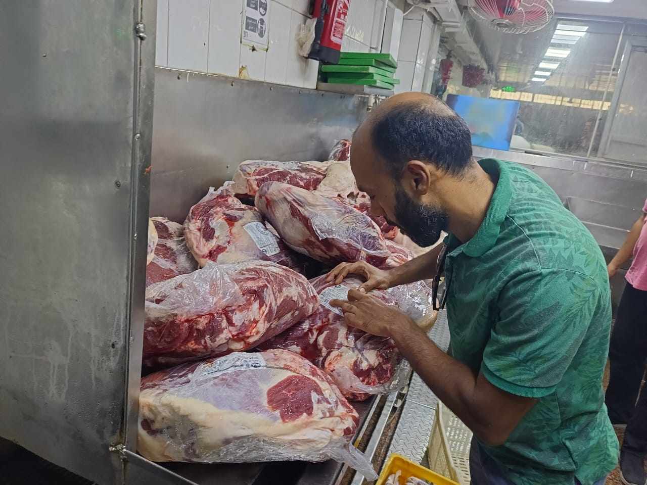 محافظة الجيزة تضبط ٢.١ طن دواجن ولحوم ومشتقاتهم غير صالحة للاستهلاك الأدمي بفيصل وجنوب والعجوزة والدقي وهضبة الأهرام