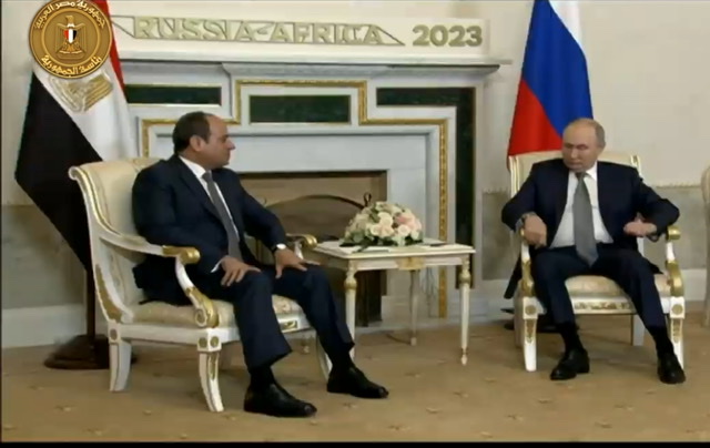 السيسي يلتقي بوتين على هامش مشاركته في فعاليات القمة الأفريقية الروسية