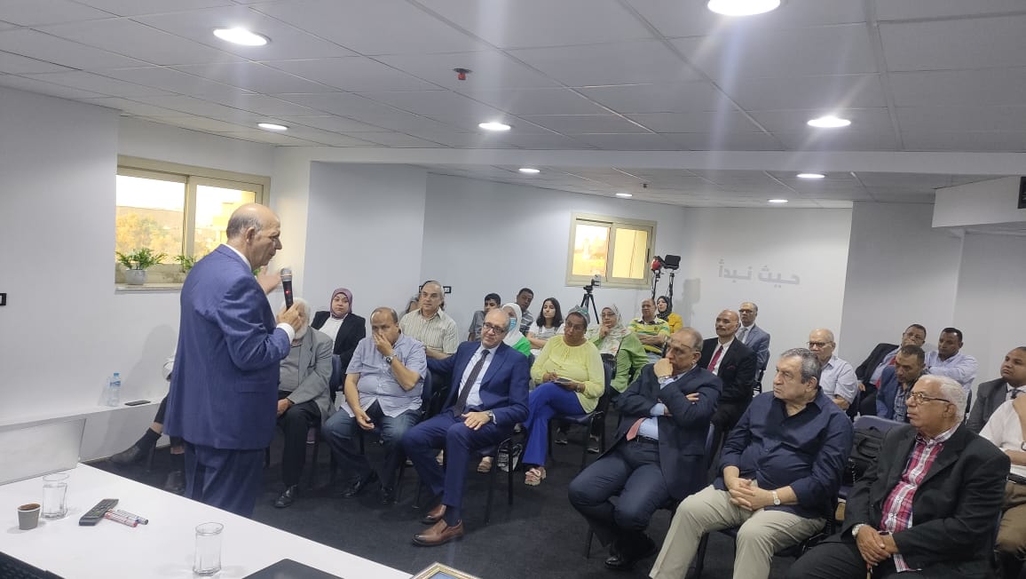 بحضور الدكتور عصام شرف.. الصالون البحري المصري يناقش مواجهة الأزمة الاقتصادية ويستعرض أنواع السفن