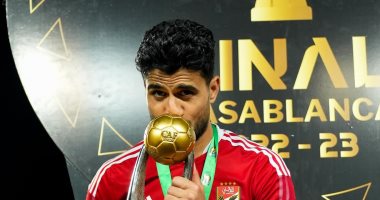 الأهلي يودع علي لطفي حارس مرمي الفريق 


