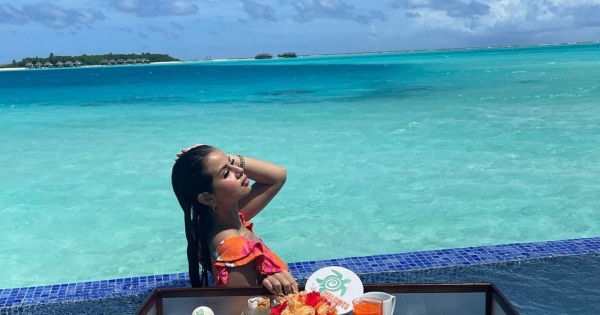  منة عرفة تستمتع بإجازتها الصيفية في المالديف
