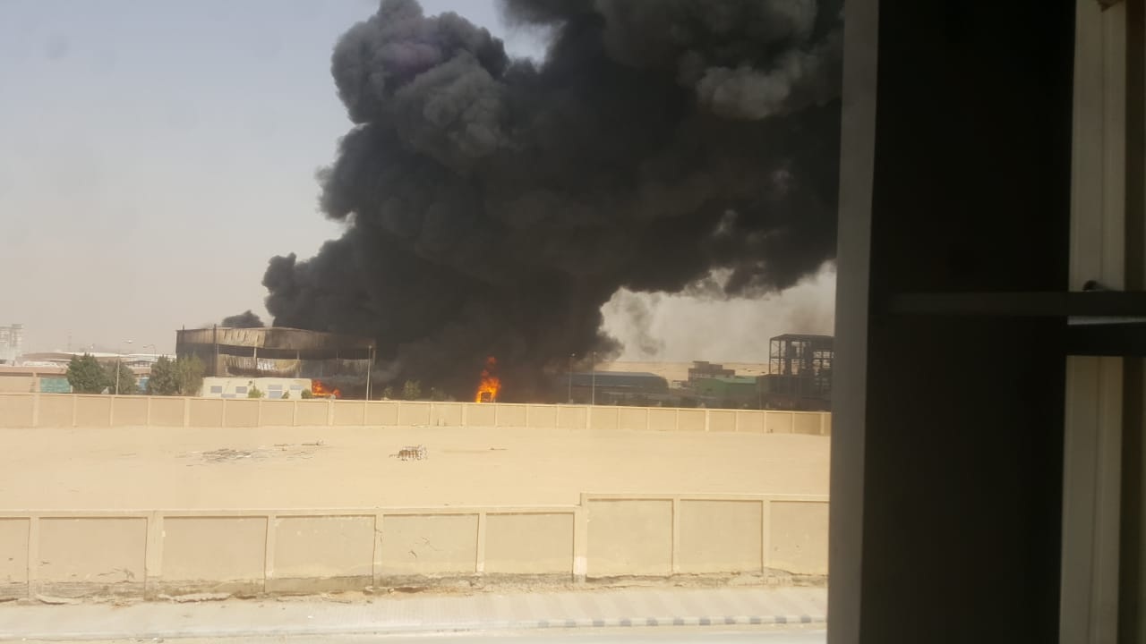 وفاة مهندس وإصابة 3 عمال إثر حريق داخل مصنع بمدينة بدر

