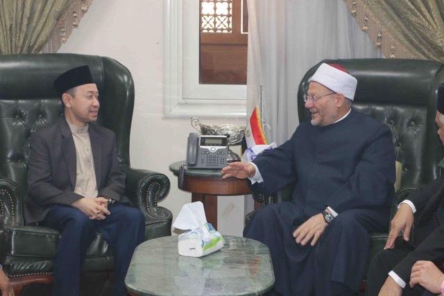 مفتي الجمهورية يستقبل المفتي الفيدرالي لماليزيا لبحث تعزيز التعاون في مجال تدريب المفتين