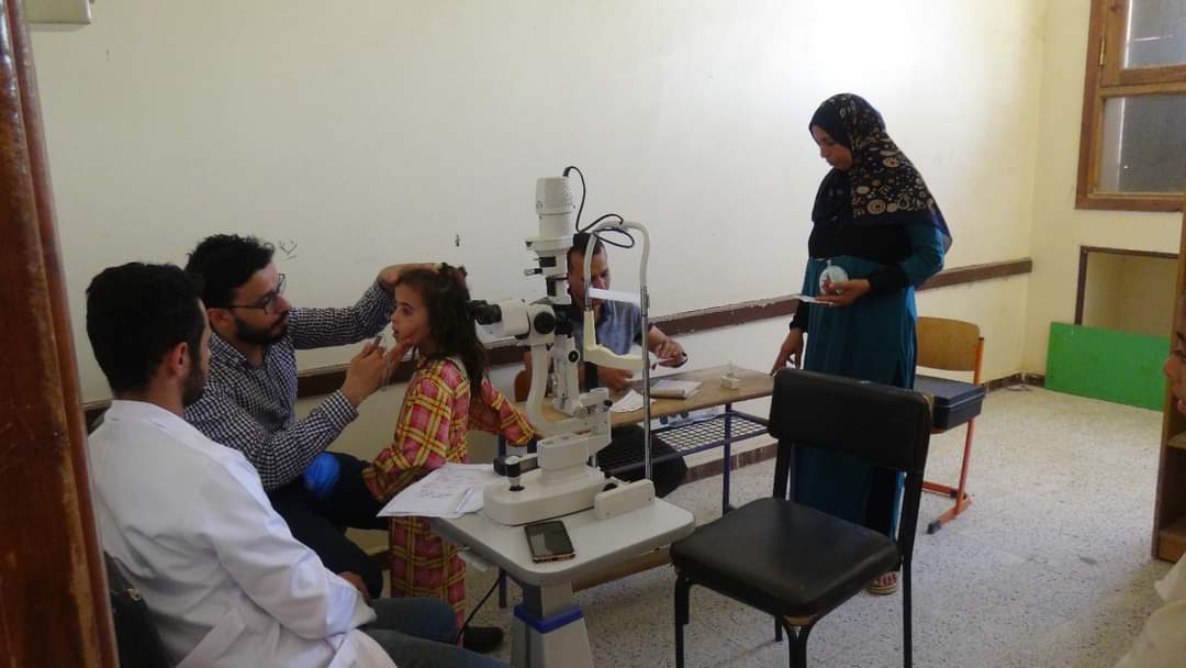 القافلة البيئية المتكاملة لجامعة المنيا توقع الكشف الطبي على 345 حالة بقرية الجهاد بمركز العدوة