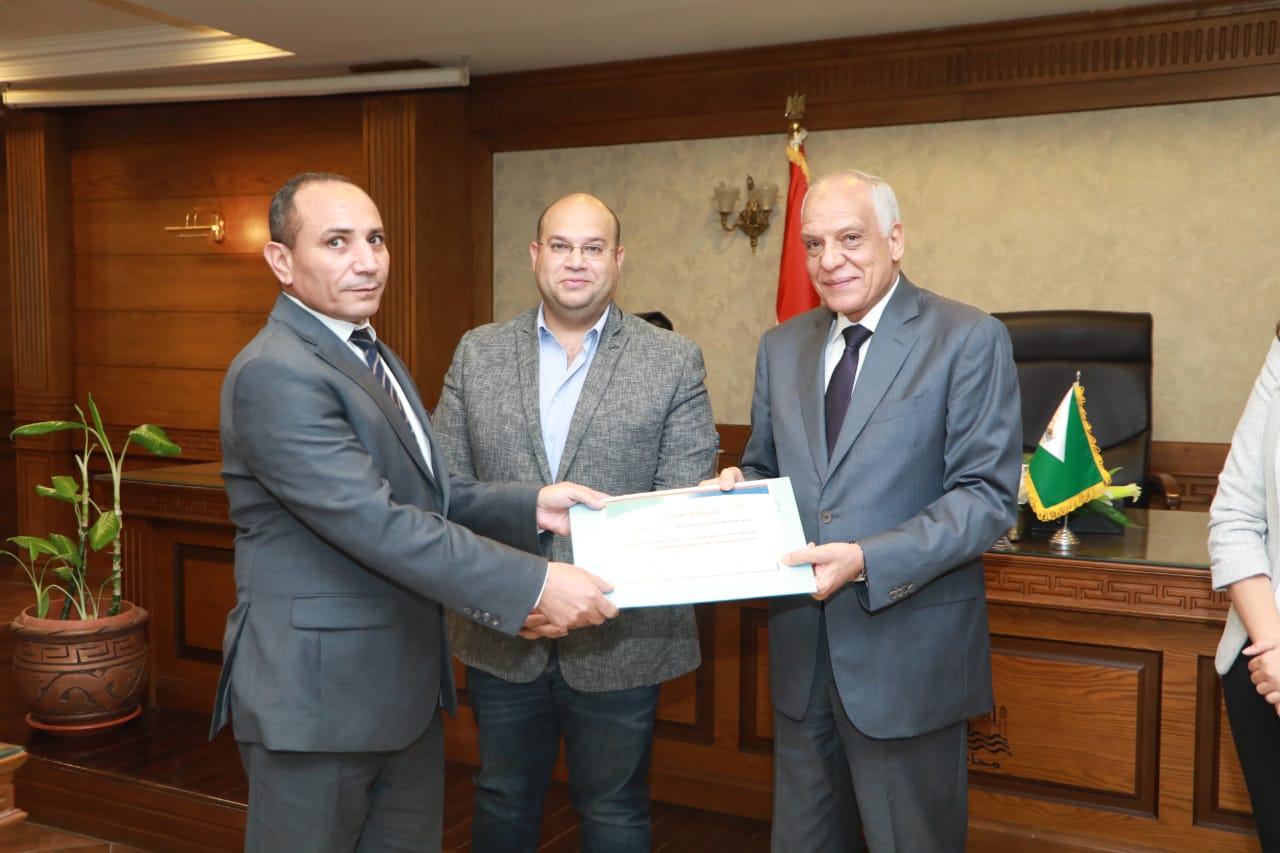 محافظ الجيزة يكرم القائمين على إنجاز الخطة الاستثمارية عن العام المالي ٢٠٢٢-٢٠٢٣ 
