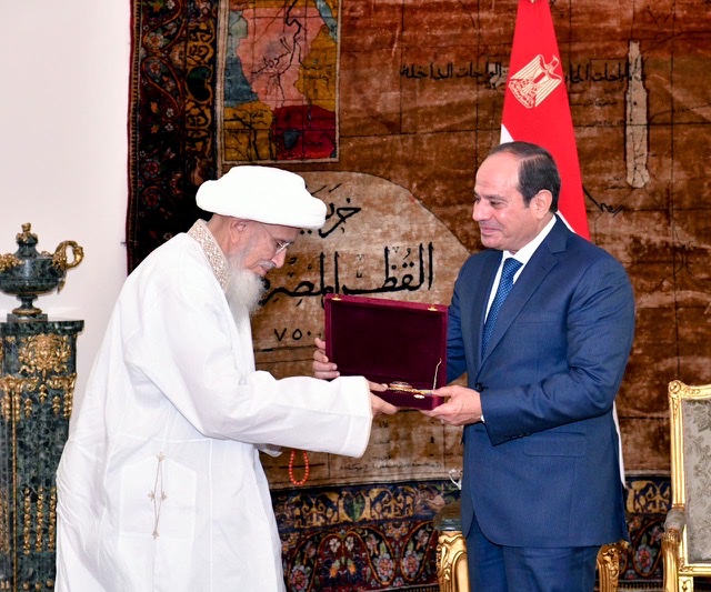 السيسي يمنح سلطان طائفة البهرة بالهند 