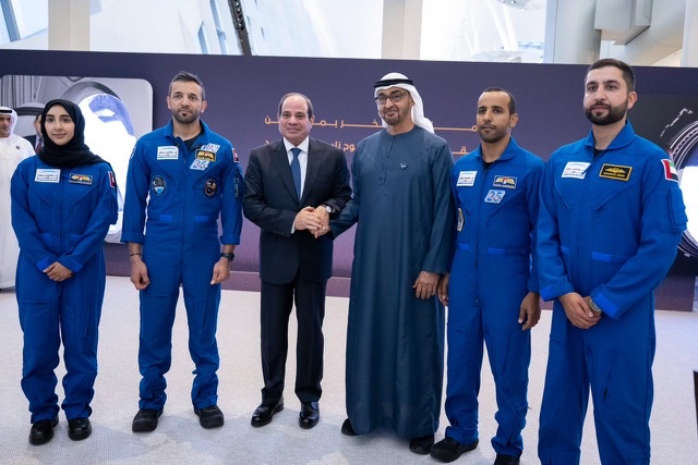 بالصور.. بن زايد يرافق السيسي للسلام  على رواد الفضاء الإماراتيين بمطار أبو ظبي 