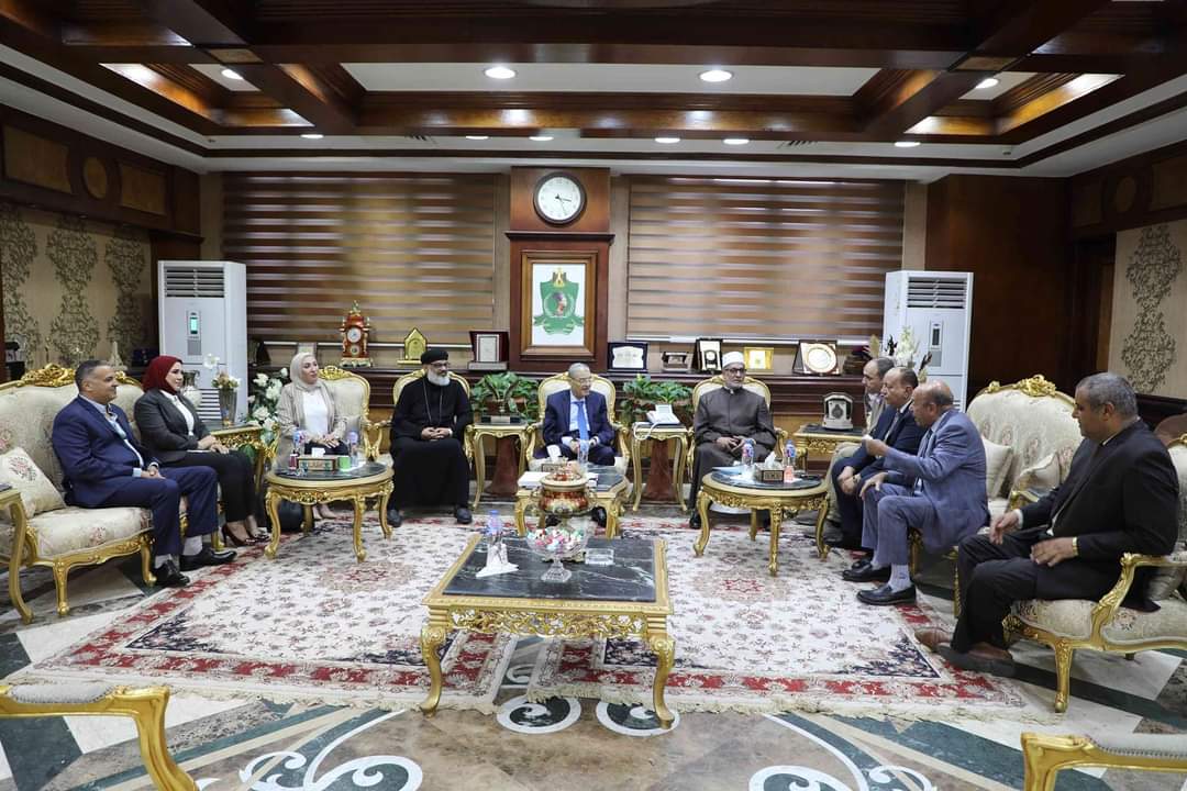 محافظ المنيا يلتقي بوفد لجنة شباب 