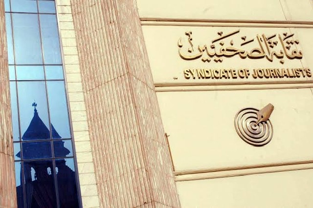 نقابة الصحفيين تُحيل عبد الرؤوف خليفة للتحقيق وتسحب منه لجنة الإسكان 
