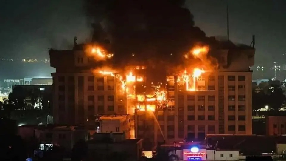 حريق هائل يلتهم مديرية أمن الاسماعيلية ومحاولات إخلاء لمحاصرين داخل المبنى
