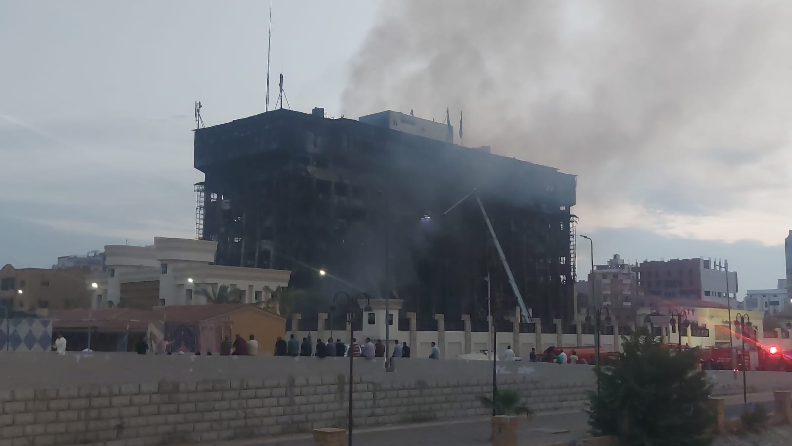 السيطرة على حريق مديرية أمن الإسماعيلية و25 مصابا بينهم حالات حرجة