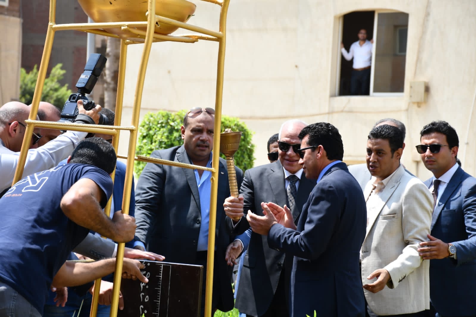 وزير الشباب والرياضة ومحافظ الجيزة يستقبلان شعلة اسبوع شباب الجامعات الـــــ 