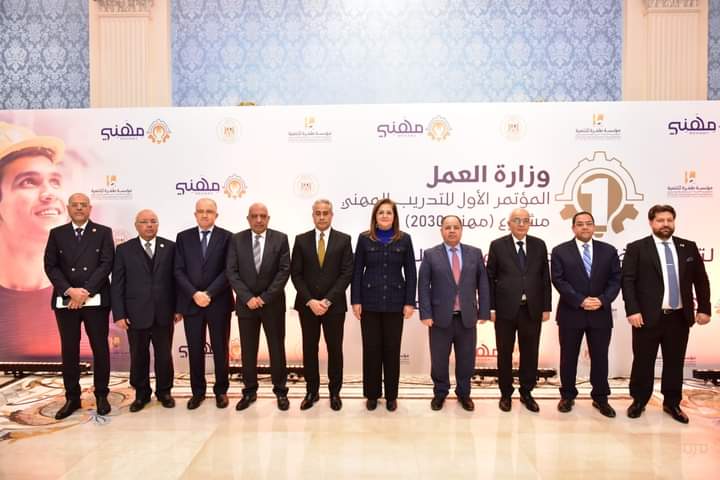 بحضور وزراء و نواب وزير العمل يطلق مشروع 