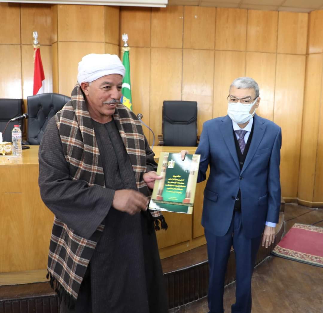 محافظ المنيا يُسلم 105 عقود جديدة لتقنين أوضاع أراضي أملاك الدولة