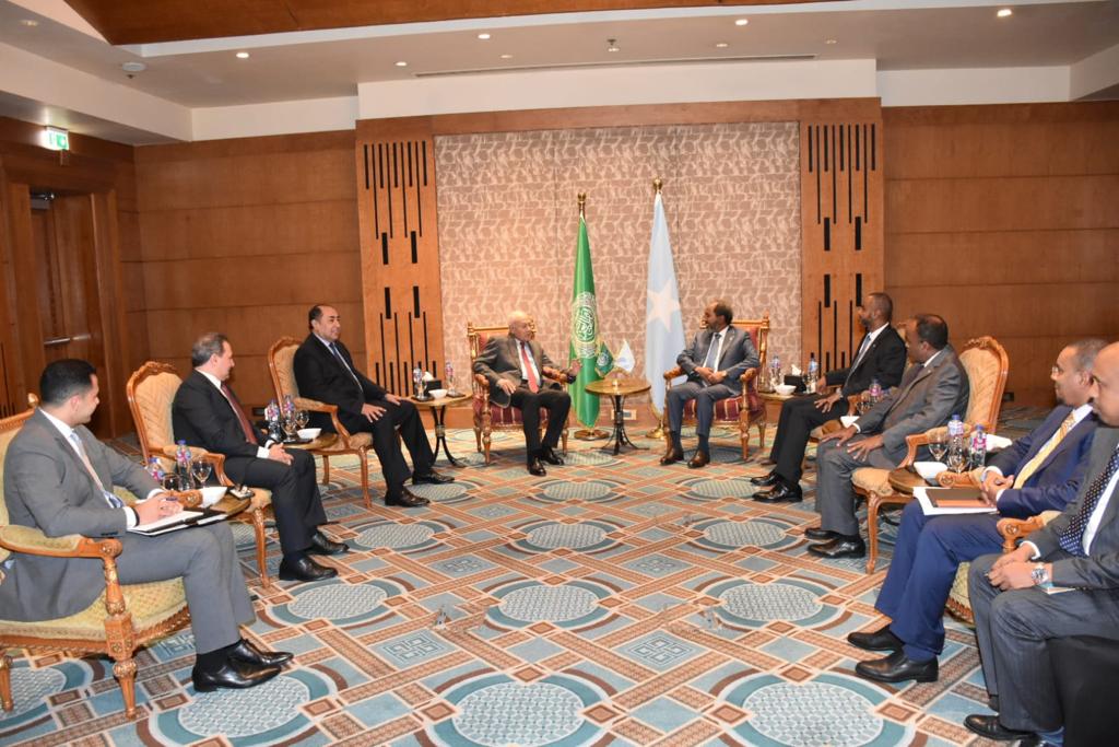 أبو الغيط يلتقي رئيس جمهورية الصومال ويؤكد تضامن الجامعة العربية ضد انتهاك سيادة البلاد
