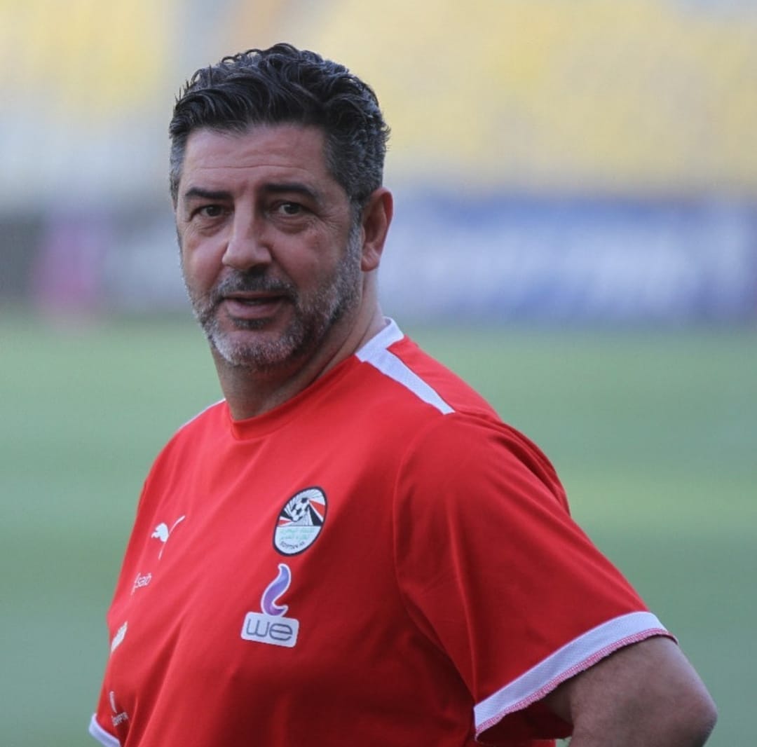 محاضرة فنية لفيتوريا مع لاعبي المنتخب قبل مواجهة الليلة