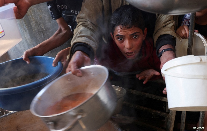 مصر تقيم مطبخا إنسانيا لإعداد ونقل وجبات يومية إلى قطاع غزة



