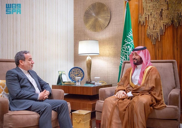 ولي العهد السعودي يبحث مع وزير الخارجية الإيراني مستجدات الأوضاع الإقليمية

